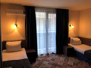 Отель Hotel La Roka Стара-Загора Двухместный номер с 1 кроватью или 2 отдельными кроватями-2