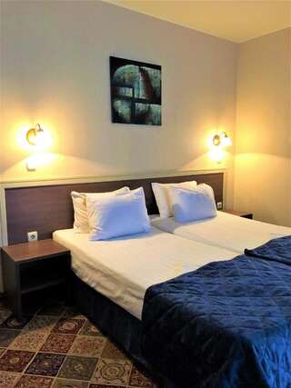 Отель Hotel La Roka Стара-Загора Двухместный номер с 1 кроватью или 2 отдельными кроватями-1